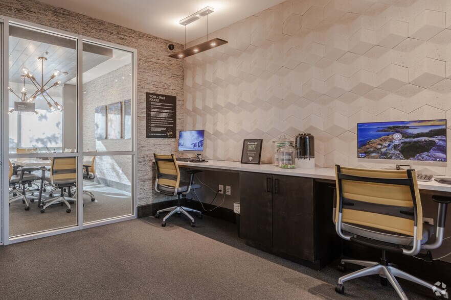 More Photos Of 305 W Commerce St, Dallas Apartments For Lease