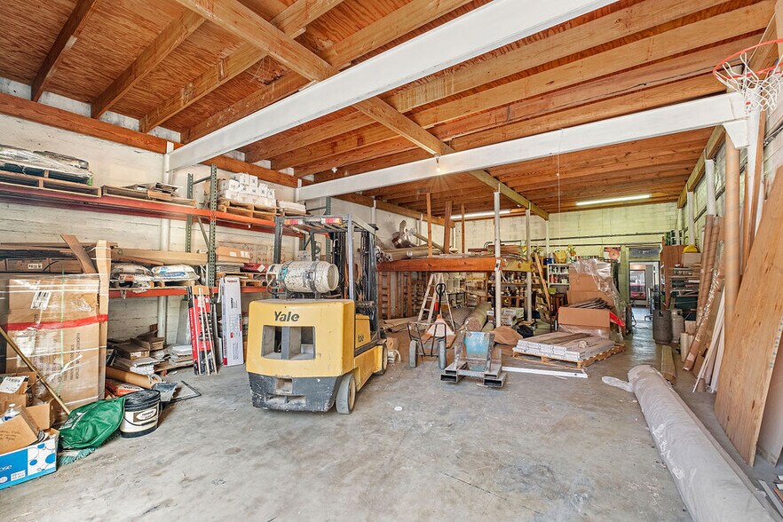 More Photos Of 115-117 N West St, Uvalde Unknown For Lease