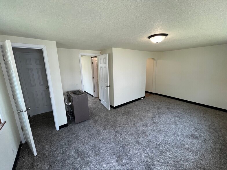 More Photos Of 202 S 4th St, Guthrie Center Multifamily For Sale