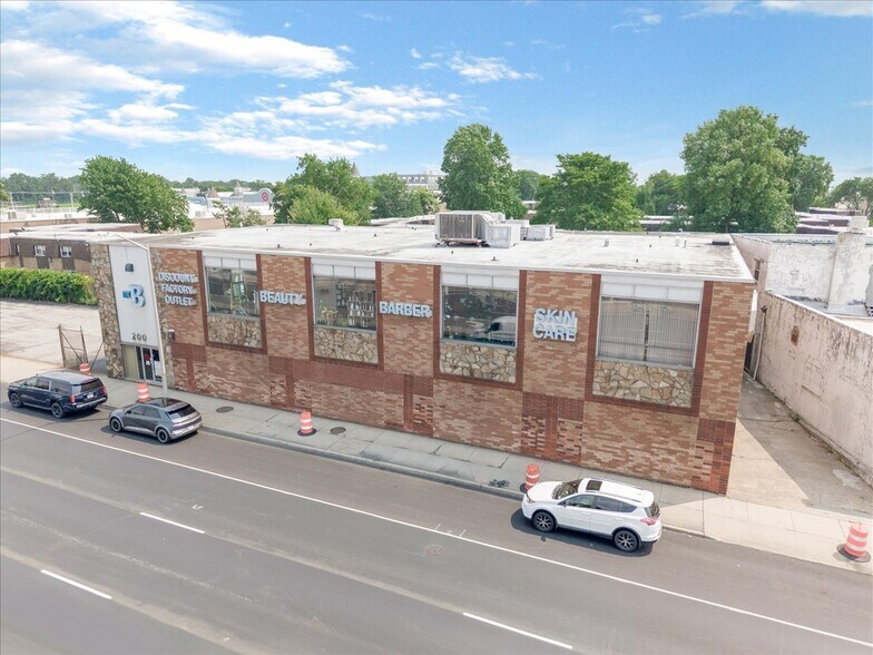 More Photos Of 200 E Sunrise Hwy, Freeport Warehouse For Lease