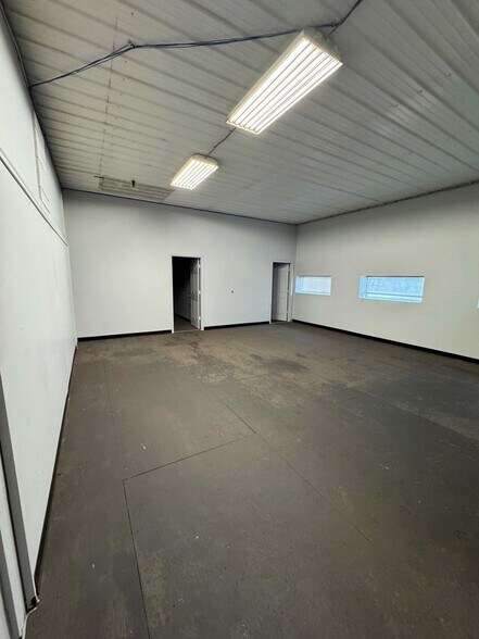 More Photos Of 15 Lower Hudson Ave, Green Island Auto Repair For Lease