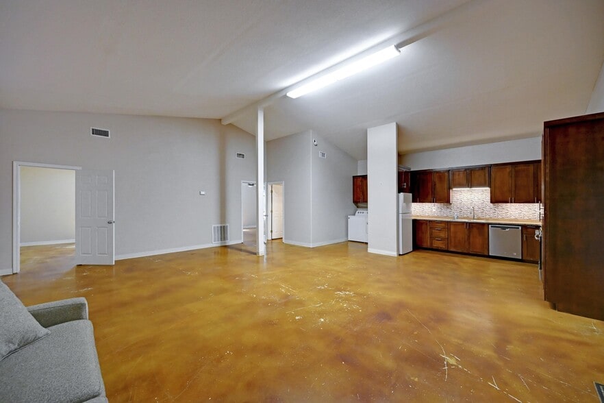 More Photos Of 1940 Magnolia Ave, Luling Self Storage For Sale
