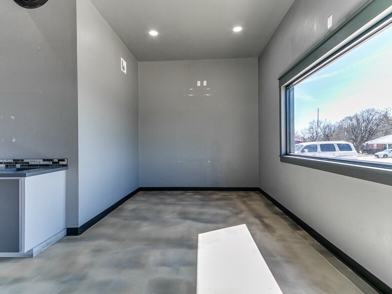 More Photos Of 504 Stinson St, Norman Convenience Store For Sale