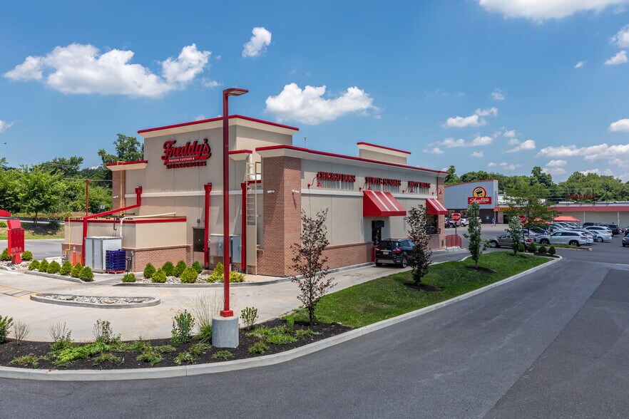 More Photos Of 5005 Edgmont Ave, Brookhaven Unknown For Lease