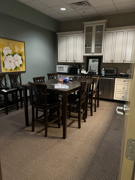 More Photos Of 547 Long Point Rd, Mount Pleasant Flex For Lease