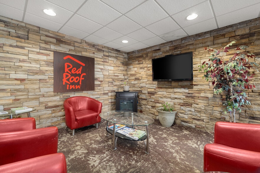 More Photos Of 240 Mitchelle Dr, Hendersonville Hotel For Sale