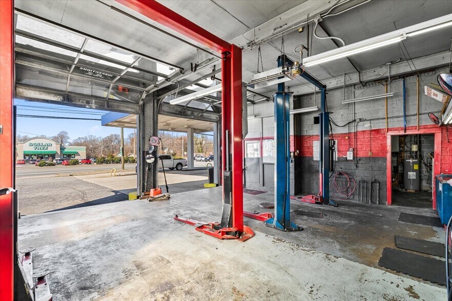 More Photos Of 2901 Randleman Rd, Greensboro Auto Repair For Sale
