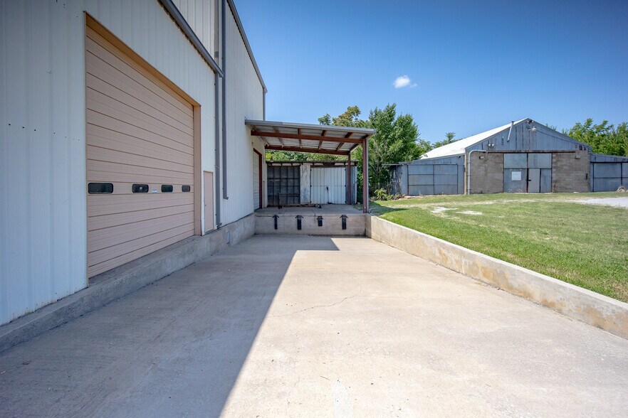 More Photos Of 6845 S Western Ave, Oklahoma City Distribution For Lease