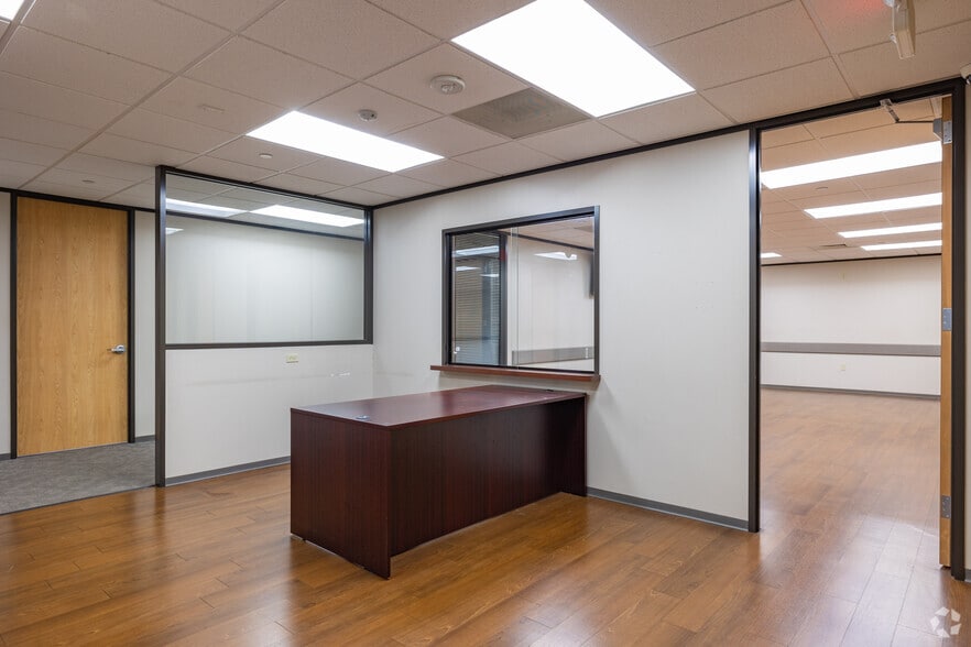 More Photos Of 1919 N Loop W, Houston Medical For Lease