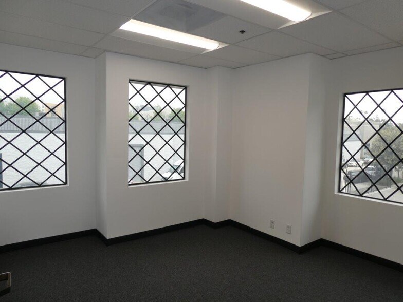 More Photos Of 1411 Railroad St, Glendale Warehouse For Lease