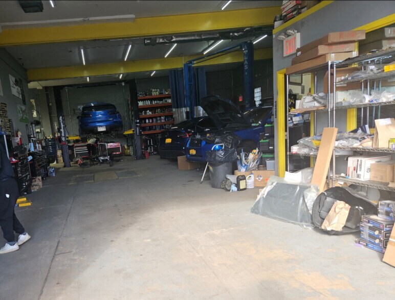 More Photos Of 15 Windsor Ct, Mineola Warehouse For Sale