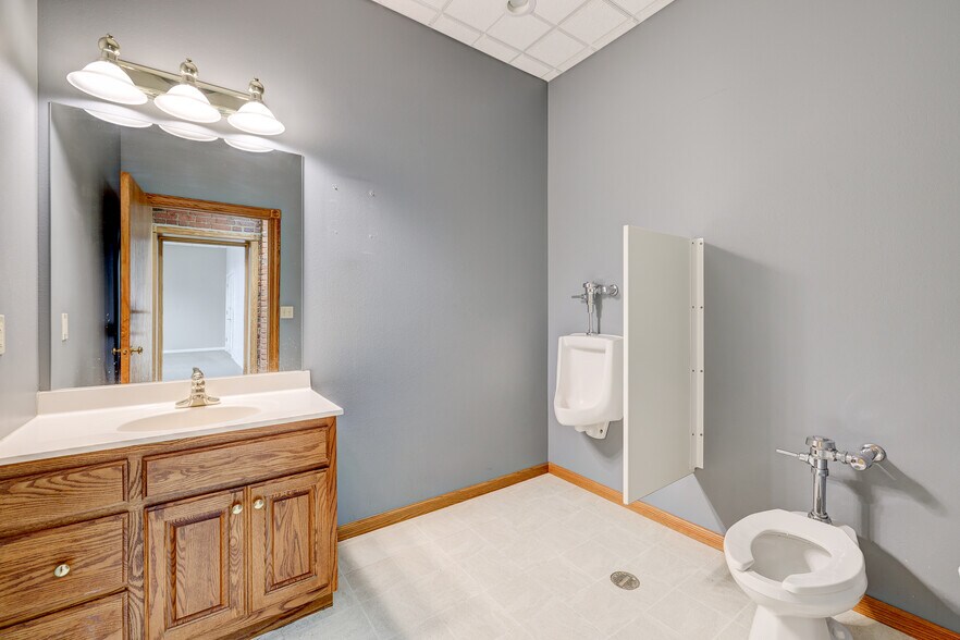 More Photos Of 309 South St, Pella Industrial For Sale