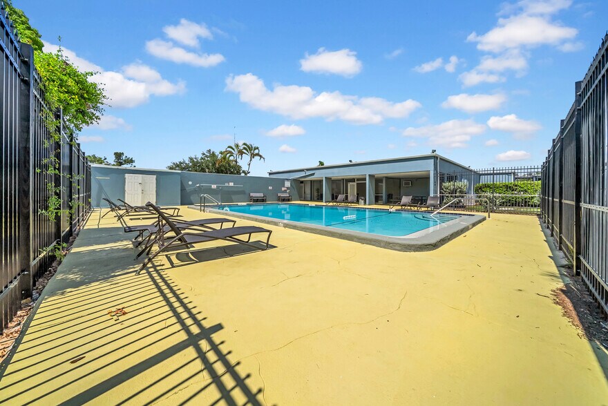 More Photos Of 2019 5th St W, Bradenton Apartments For Sale