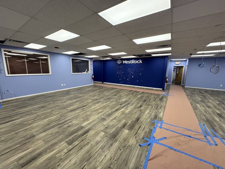 More Photos Of 217 River Ave, Patchogue Warehouse For Lease