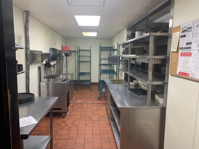 More Photos Of 909 N West Ave, Sioux Falls General Retail For Sale