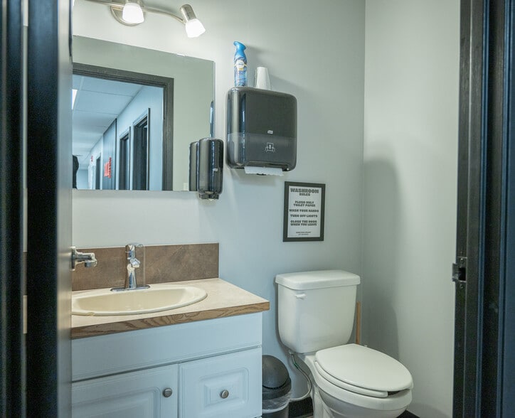 More Photos Of 2216 27th Ave NE, Calgary Flex For Lease