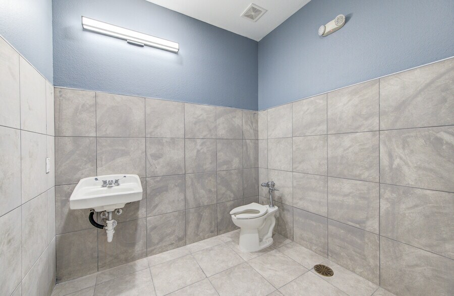 More Photos Of 6409 Eddie Dr, Humble Warehouse For Sale