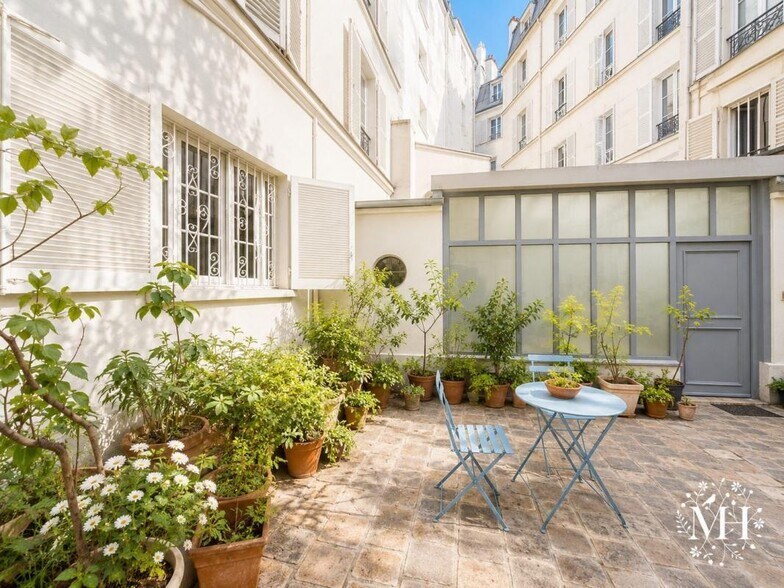 More Photos Of 57 Rue Ramey, Paris General Retail For Sale