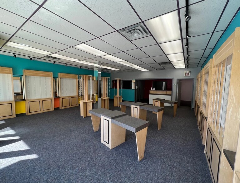 More Photos Of 833 W Broadway, Vancouver Storefront For Lease