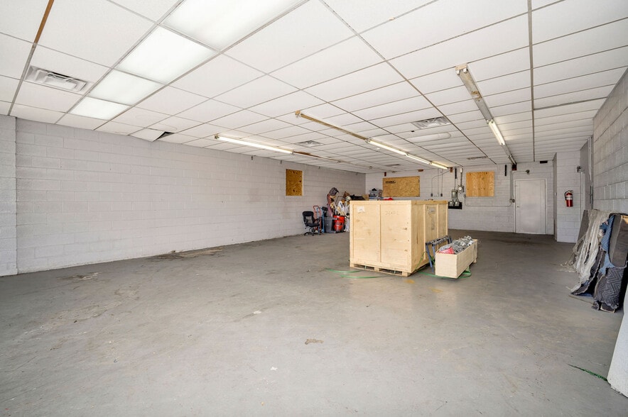 More Photos Of 2198 Losantiville Ave, Cincinnati Storefront Retail Office For Lease