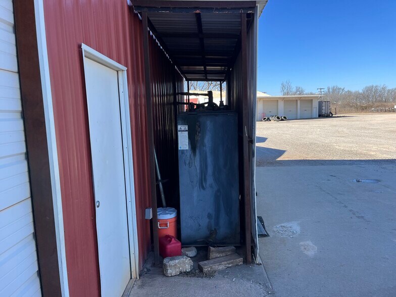 More Photos Of 1202 Cherokee St, Lindsay Auto Repair For Sale