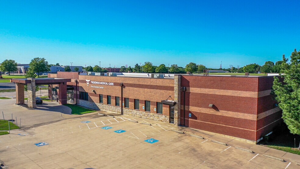 Primary Photo Of 635 Stone Ave, Paris Medical For Sale