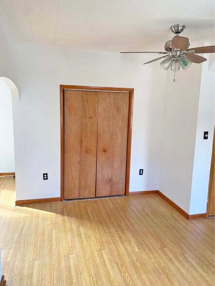 More Photos Of 129 Pike St, Carbondale Bar For Sale