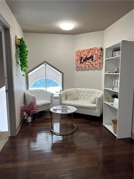 More Photos Of 196 W Moorestown Rd, Wind Gap Office Residential For Lease