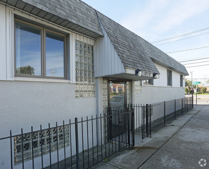 More Photos Of 1919 Deer Park Ave, Deer Park Office For Sale