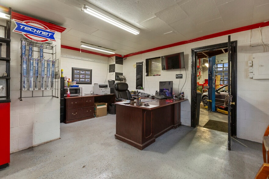 More Photos Of 833 W 7th St, New Albany Auto Repair For Sale