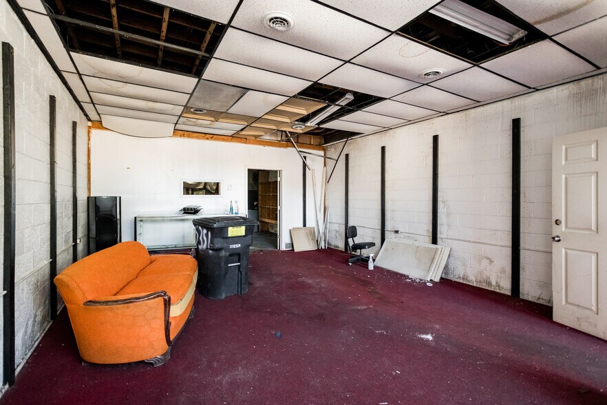 More Photos Of 18563 Ryan Rd, Detroit Storefront For Sale