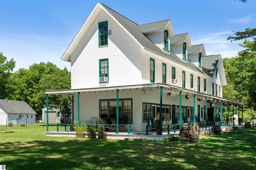 More Photos Of 18599 Mission Rd, Traverse City Hotel For Sale