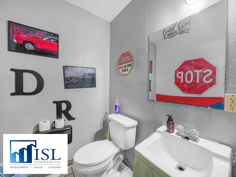 More Photos Of 140 W Carroll St, Kissimmee Auto Dealership For Lease