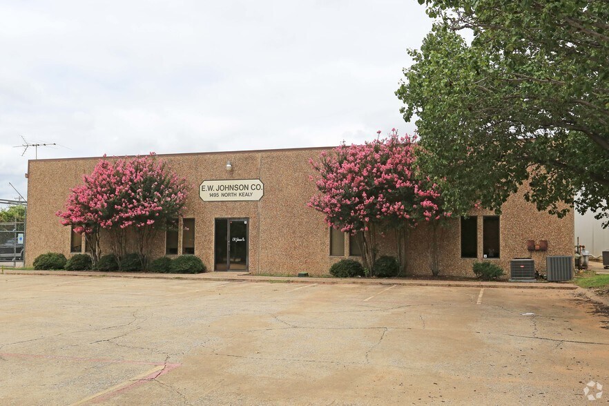 More Photos Of 1495 N Kealy St, Lewisville Distribution For Lease