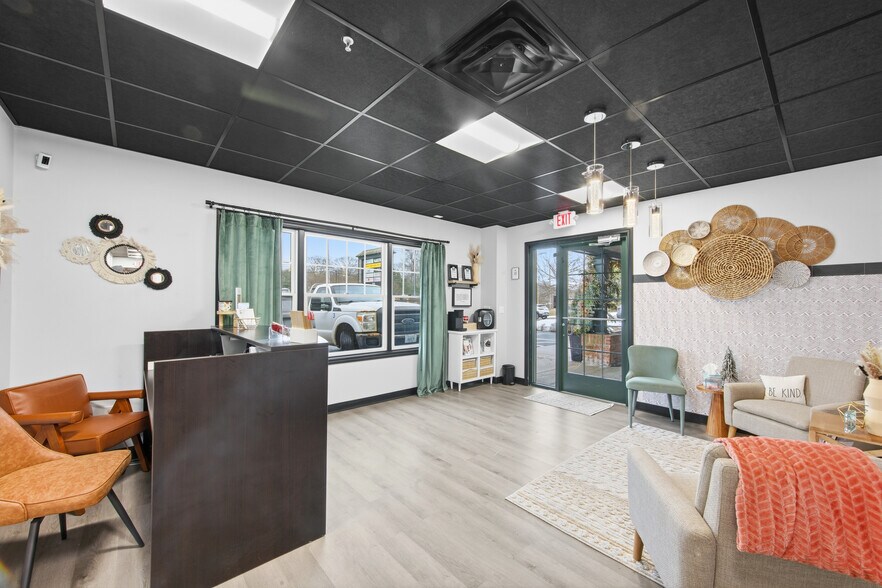 More Photos Of 80 Stonington Rd, Mystic Unknown For Lease