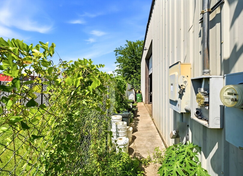 More Photos Of 1307 Illinois Ave, South Houston Warehouse For Sale