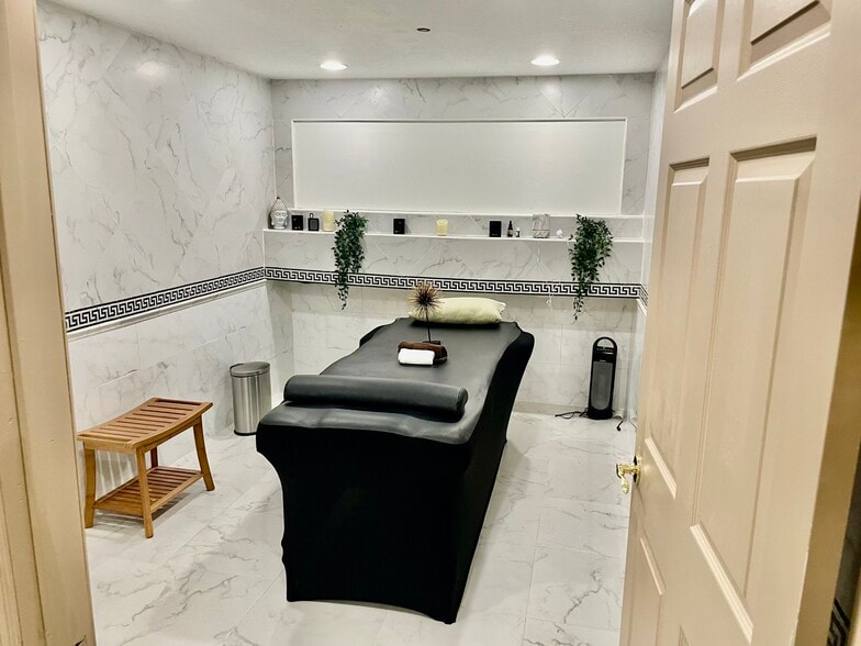 More Photos Of 8810 Commodity Cir, Orlando Showroom For Lease