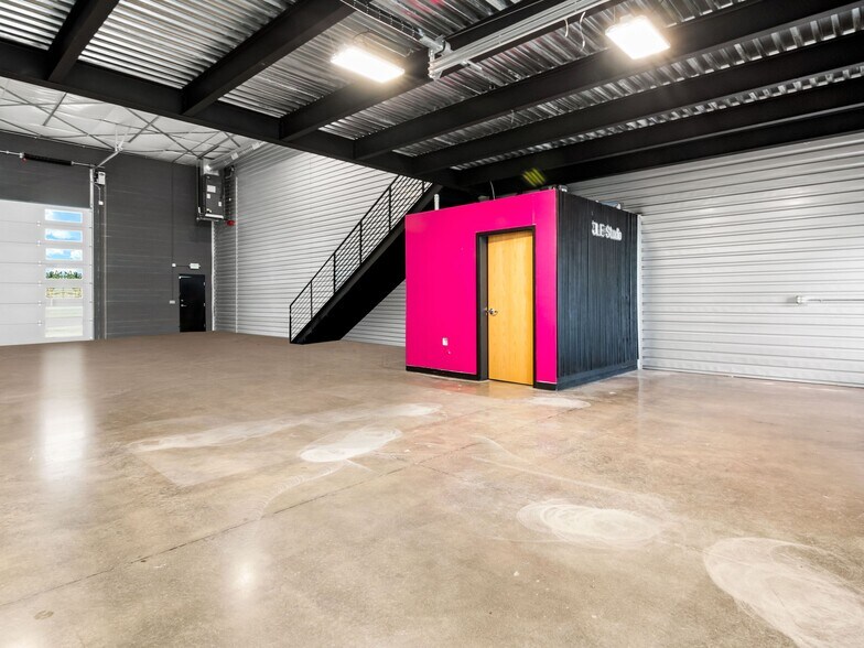More Photos Of 529 SH 46 E, Boerne Warehouse For Lease