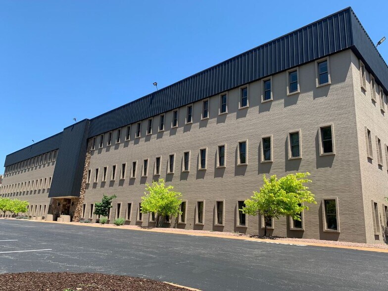 More Photos Of 14377 Woodlake Dr, Chesterfield Medical For Lease