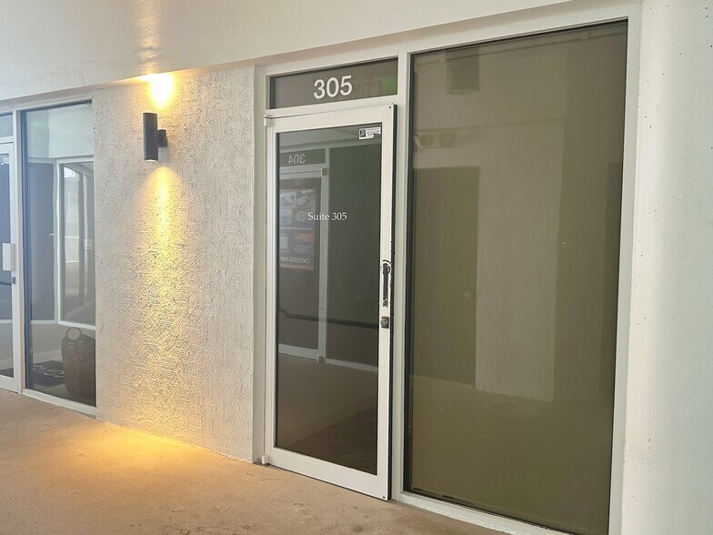 More Photos Of 300 Alton Rd, Miami Beach Office For Lease