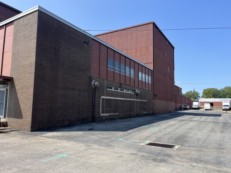 Primary Photo Of 236 S Cherry St, Manheim Manufacturing For Lease