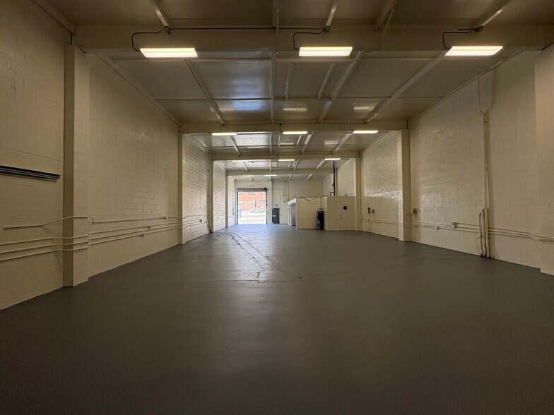 More Photos Of 1850 Cesar Chavez St, San Francisco Service For Lease