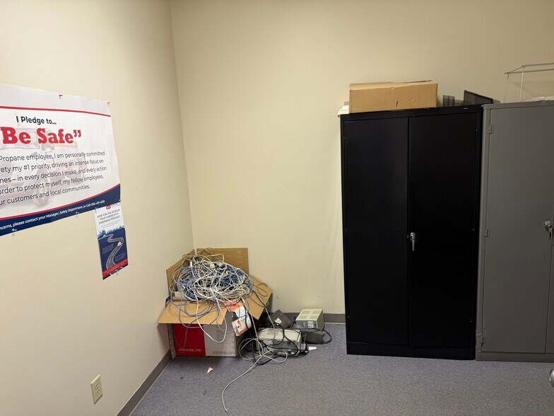 More Photos Of 1220 East Blvd, Chesterfield Showroom For Lease