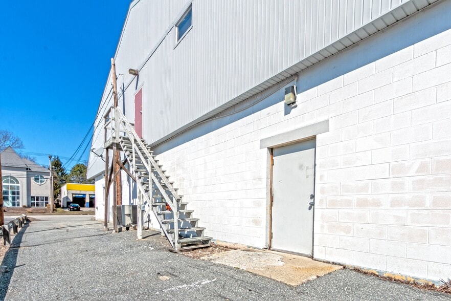 More Photos Of 558 W Main St, Norwich Freestanding For Sale