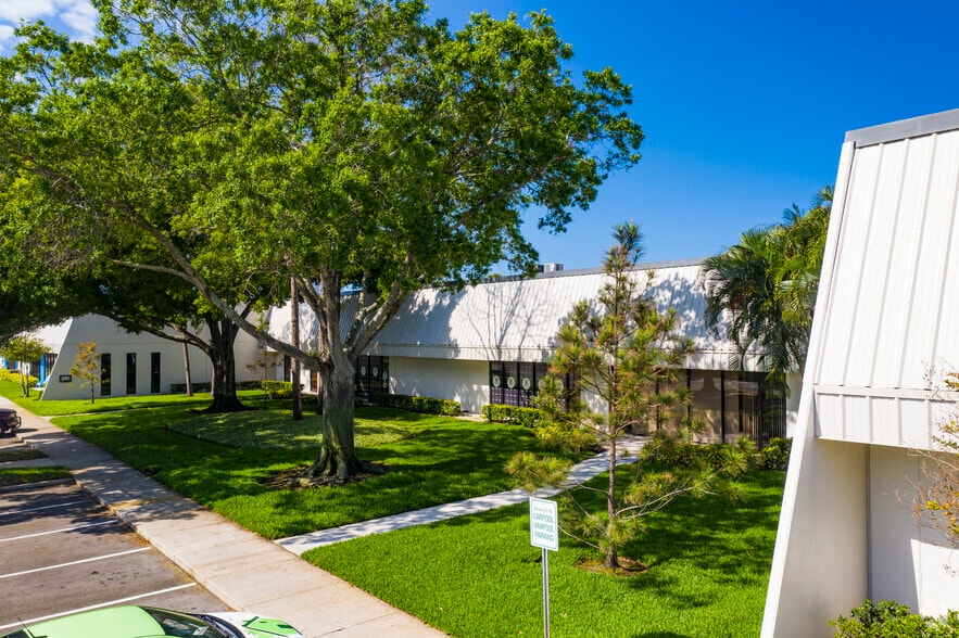 More Photos Of 9412-9424 International Ct N, Saint Petersburg Unknown For Lease