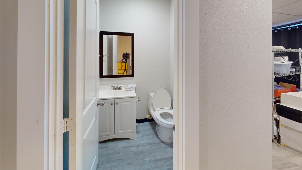 More Photos Of 10964-10966 Shady Trl, Dallas Distribution For Sale
