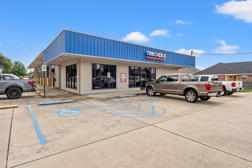 More Photos Of 4605 W Congress St, Lafayette Freestanding For Sale