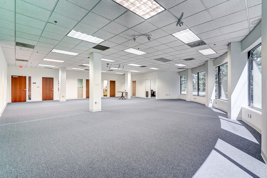 More Photos Of 901 Moorefield Park Dr, Richmond Office For Lease
