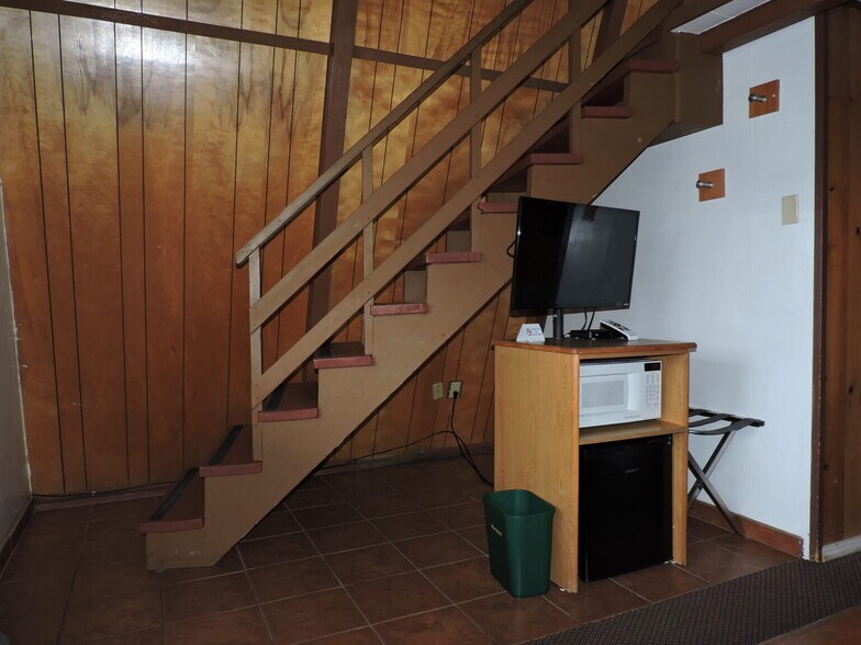 More Photos Of 581 John Long Rd, Oakland Hotel For Sale