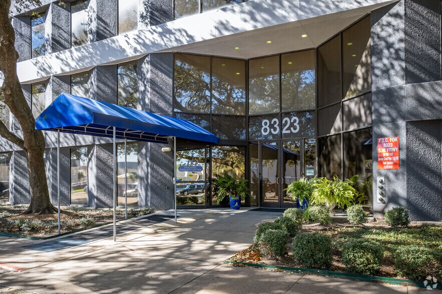 More Photos Of 8313 Southwest Fwy, Houston Unknown For Lease